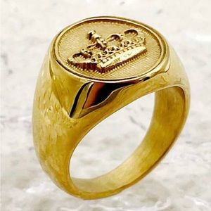 Gold tone crown ring. Size 6